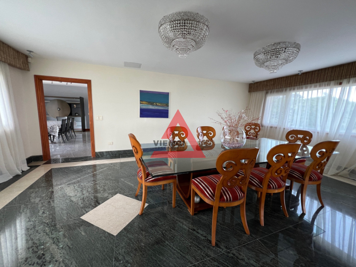 Casa ID.225 - Casa 6 dormitorios  Frente al mar Playa Mansa Punta del Este 