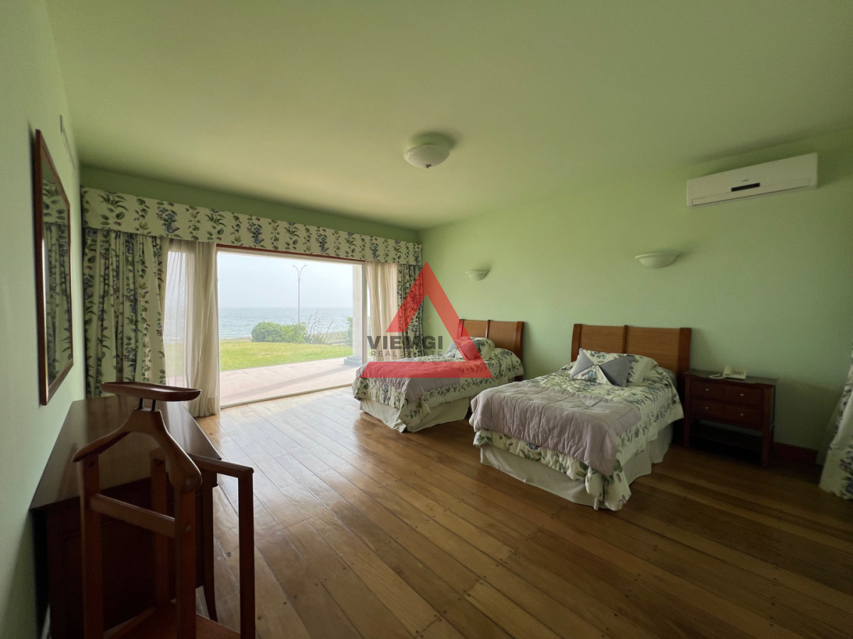 Casa ID.225 - Casa 6 dormitorios  Frente al mar Playa Mansa Punta del Este 