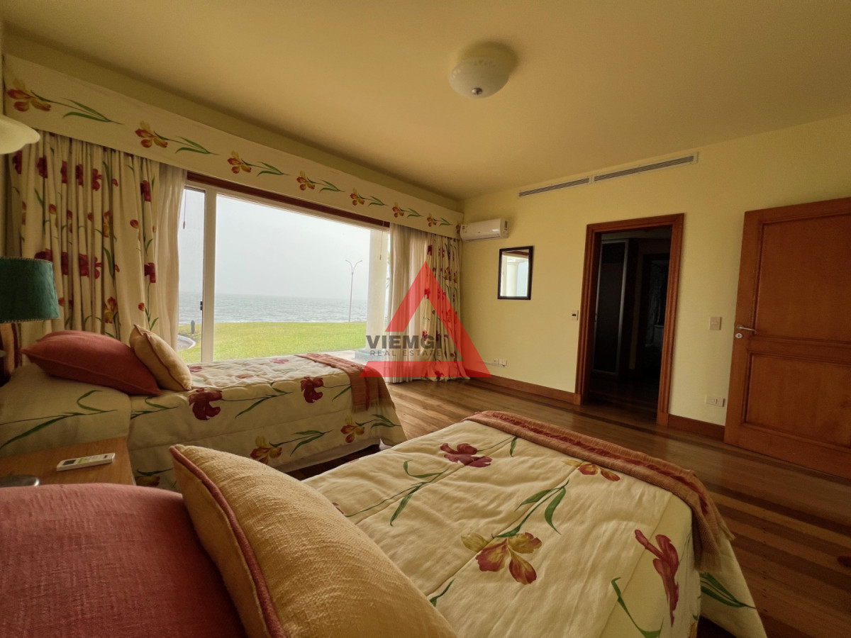 Casa ID.225 - Casa 6 dormitorios  Frente al mar Playa Mansa Punta del Este 