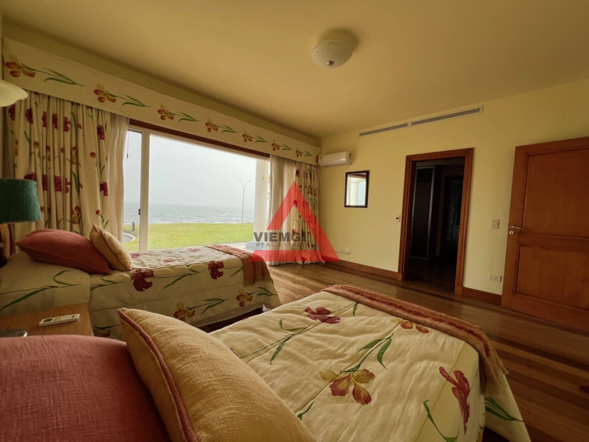 Casa ID.225 - Casa 6 dormitorios  Frente al mar Playa Mansa Punta del Este 
