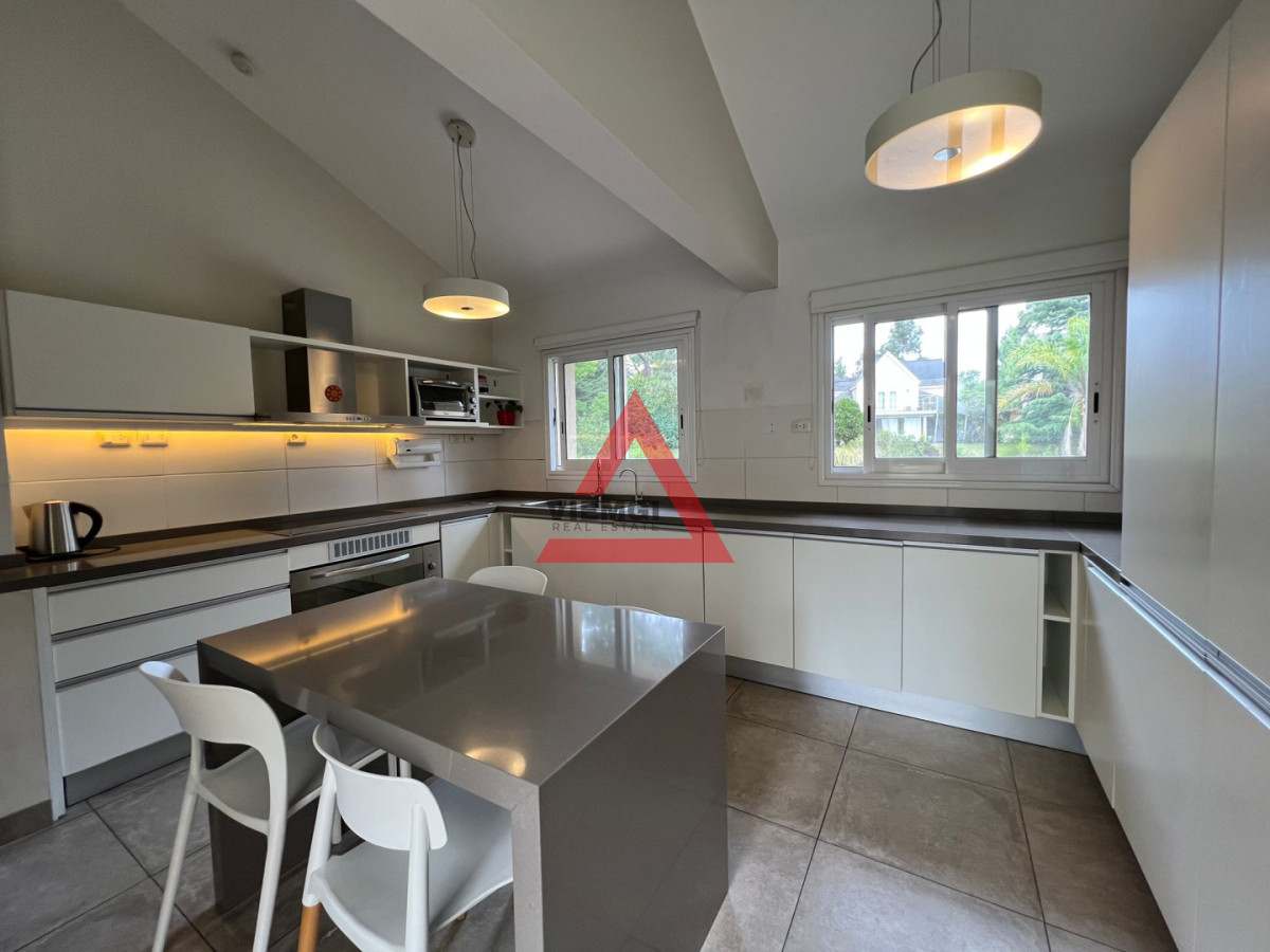 Casa ID.280 - Venta Casa en Barrio La Residence 4 Dorm. con Piscina y Barbacoa