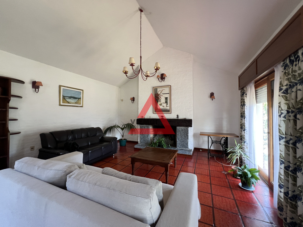 Casa ID.196 - Casa 3 dormitorios en Venta con piscina y jardín en Barrio Marly, Punta del Este