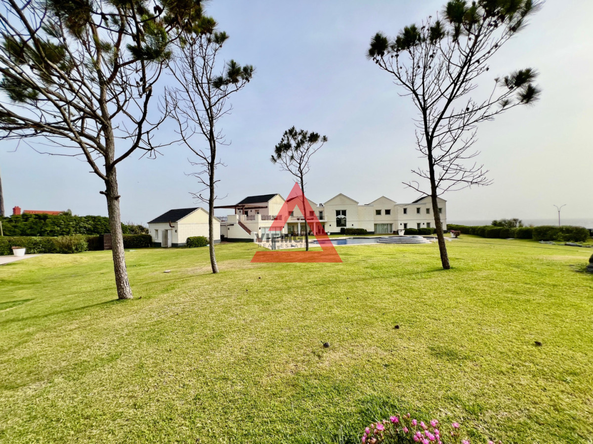 Casa ID.225 - Casa 6 dormitorios  Frente al mar Playa Mansa Punta del Este 