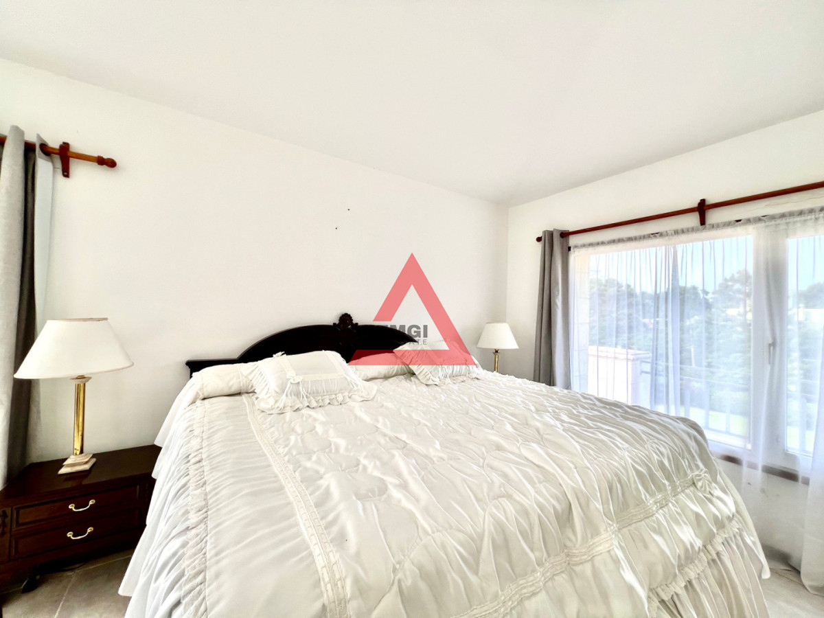 Casa ID.225 - Casa 6 dormitorios  Frente al mar Playa Mansa Punta del Este 