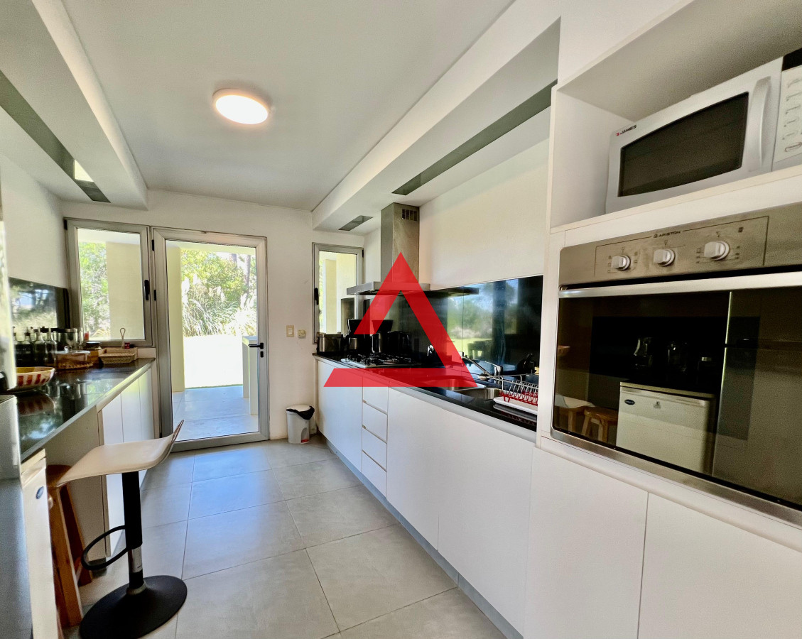 Casa ID.34 - Casa 4 Dormitorios en Barrio privado Laguna Blanca - Punta del Este