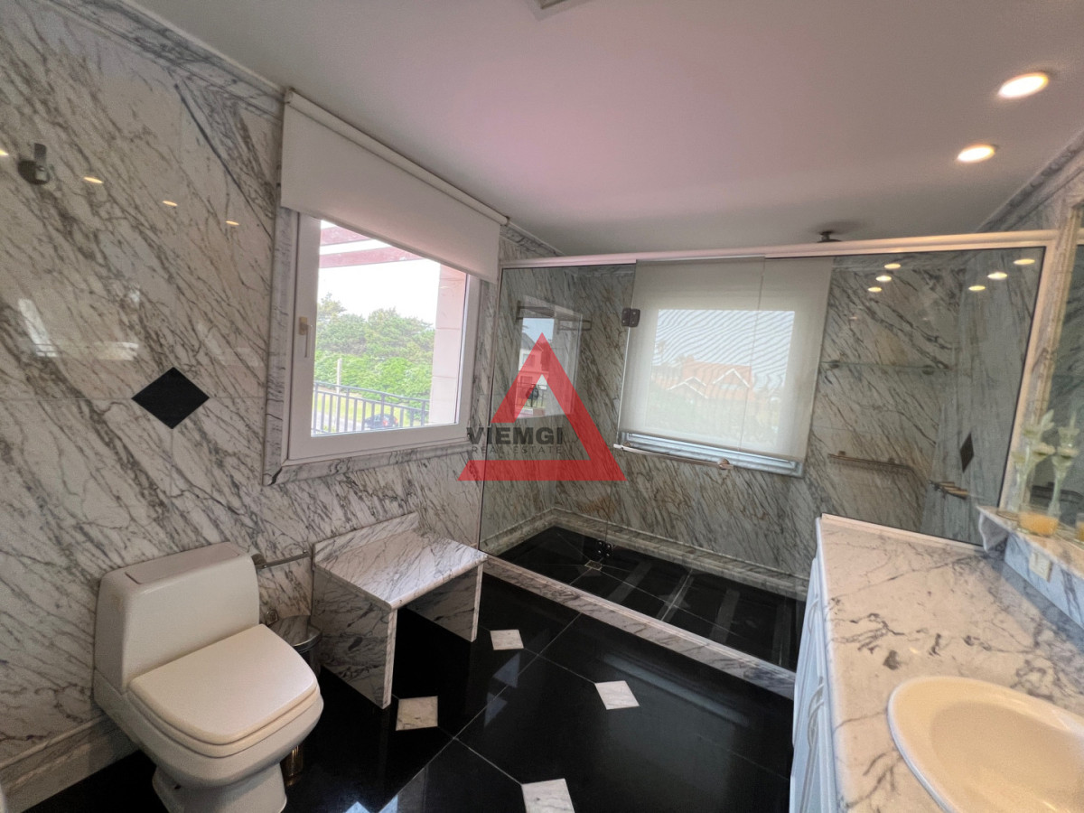 Casa ID.225 - Casa 6 dormitorios  Frente al mar Playa Mansa Punta del Este 