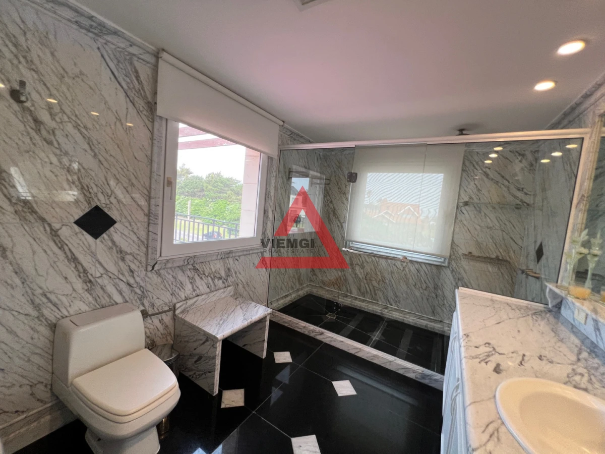 Casa ID.225 - Casa 6 dormitorios  Frente al mar Playa Mansa Punta del Este 