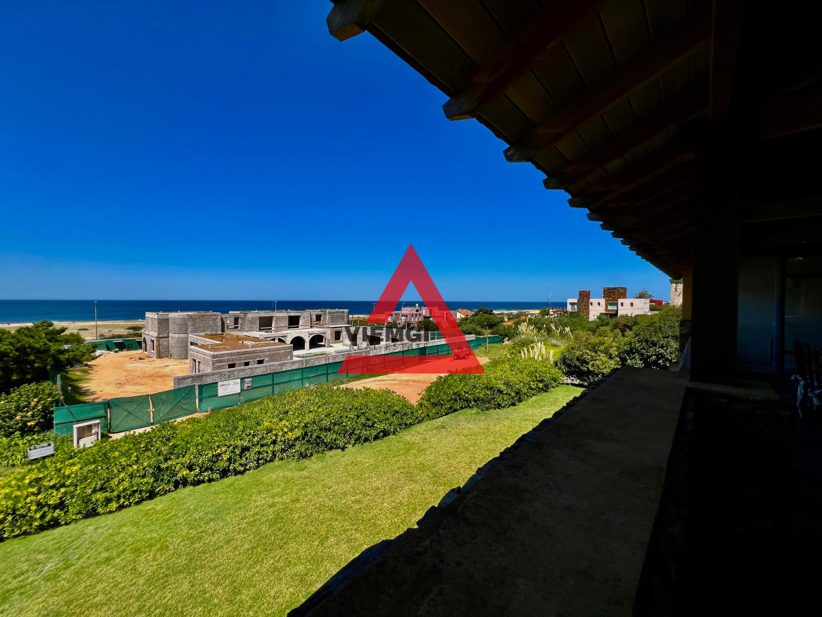 Casa ID.33 - Casa 4 Dormitorios en Barrio Privado Laguna Blanca – Punta del Este