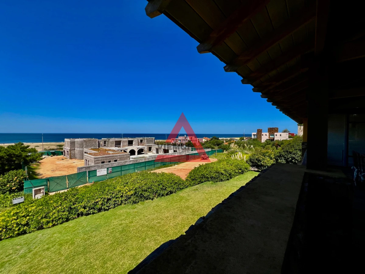 Casa ID.33 - Casa 4 Dormitorios en Barrio Privado Laguna Blanca - Punta del Este