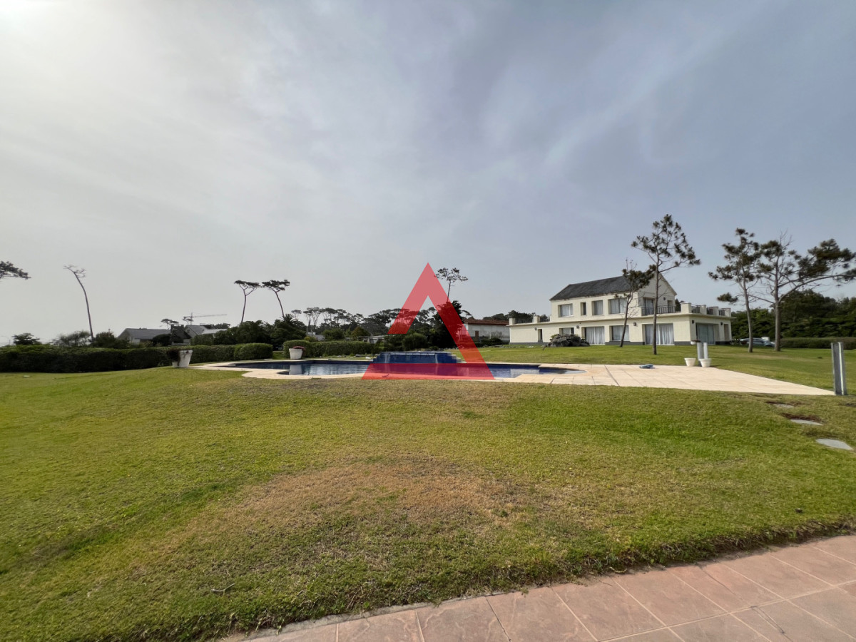 Casa ID.225 - Casa 6 dormitorios  Frente al mar Playa Mansa Punta del Este 