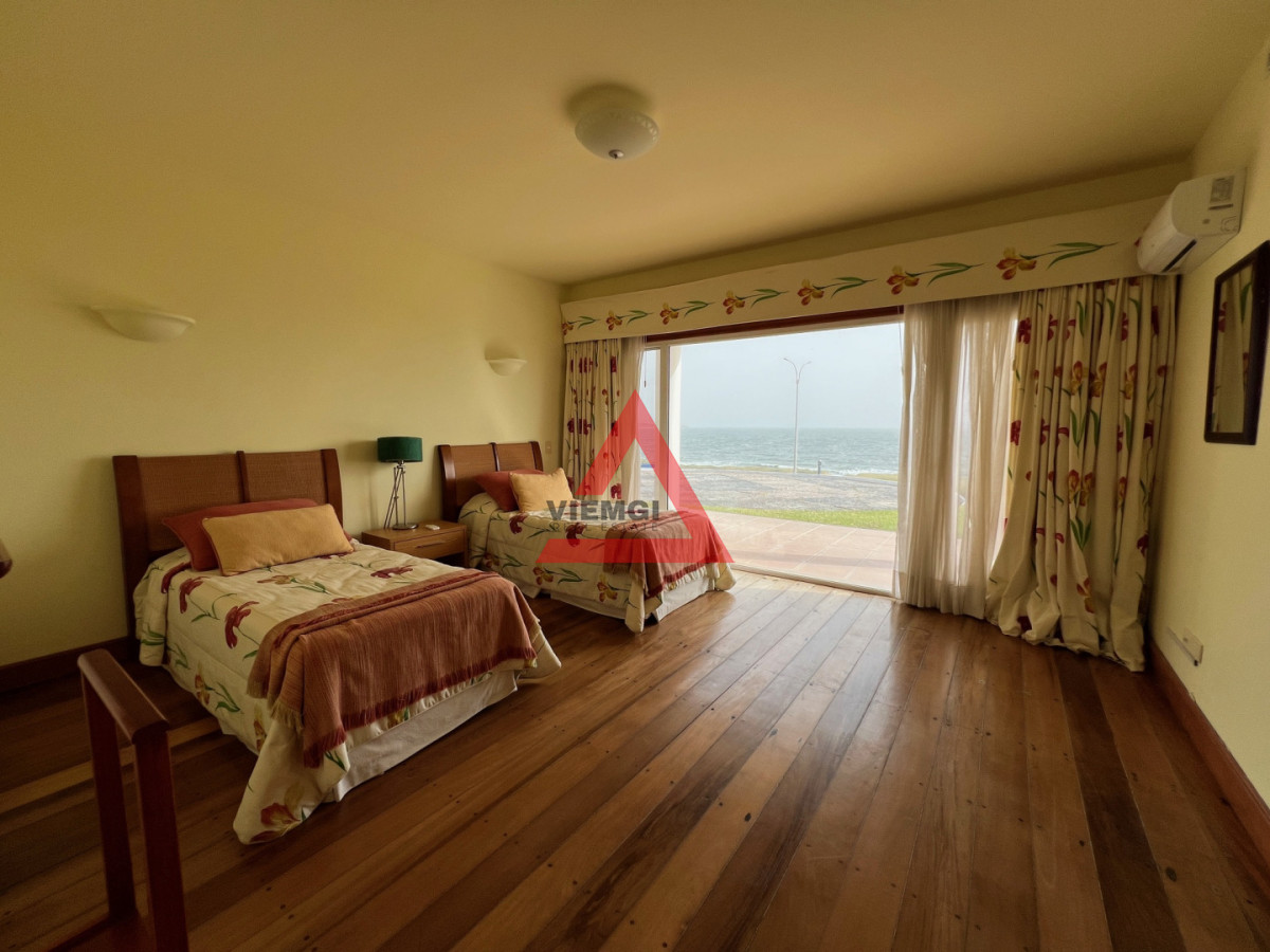 Casa ID.225 - Casa 6 dormitorios  Frente al mar Playa Mansa Punta del Este 