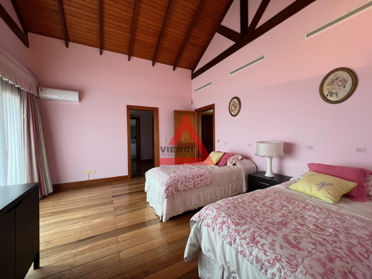 Casa ID.225 - Casa 6 dormitorios  Frente al mar Playa Mansa Punta del Este 