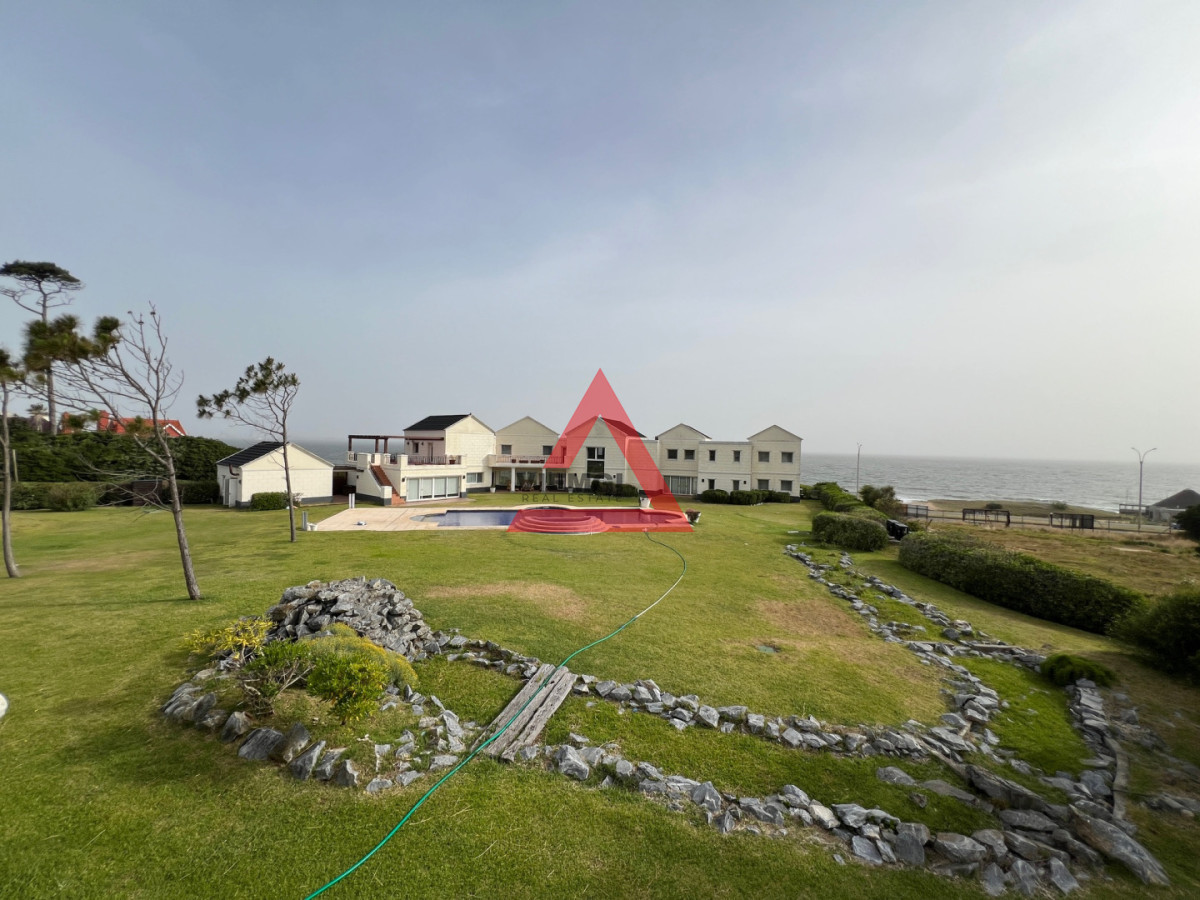 Casa ID.225 - Casa 6 dormitorios  Frente al mar Playa Mansa Punta del Este 