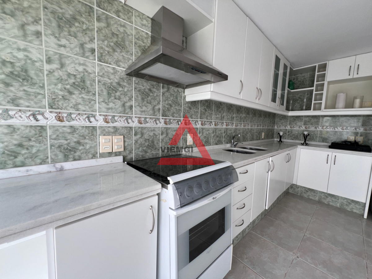 Casa ID.225 - Casa 6 dormitorios  Frente al mar Playa Mansa Punta del Este 