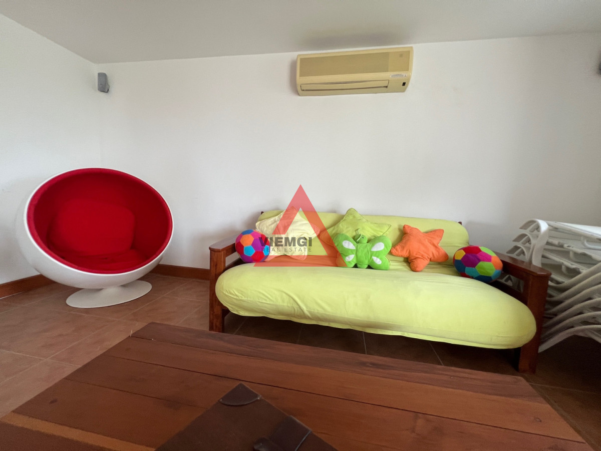 Casa ID.225 - Casa 6 dormitorios  Frente al mar Playa Mansa Punta del Este 