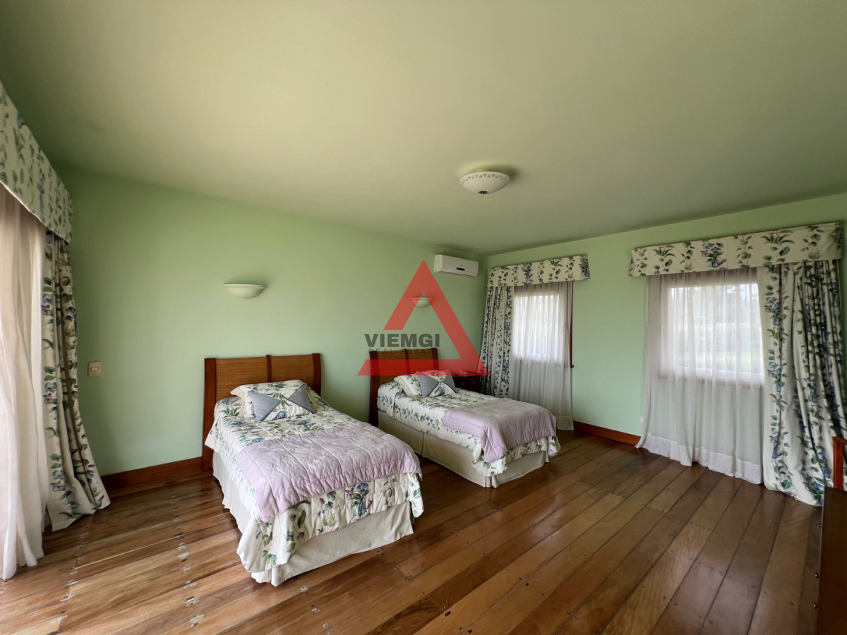 Casa ID.225 - Casa 6 dormitorios  Frente al mar Playa Mansa Punta del Este 