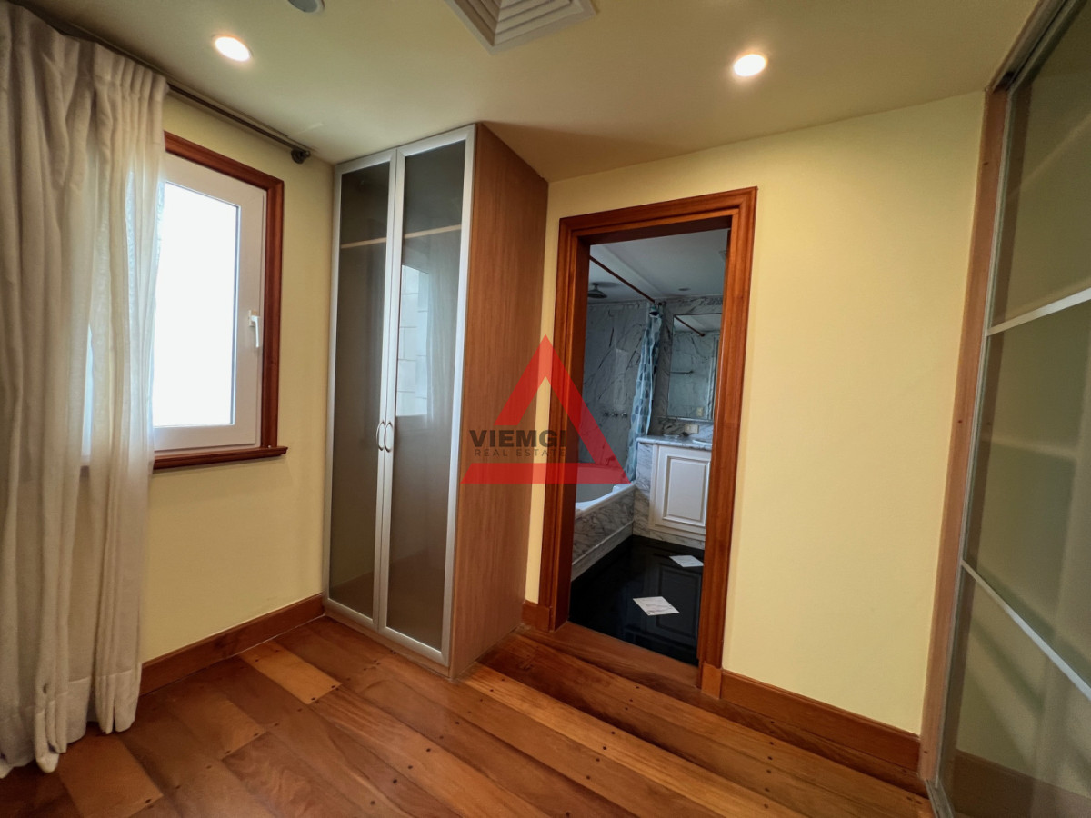 Casa ID.225 - Casa 6 dormitorios  Frente al mar Playa Mansa Punta del Este 