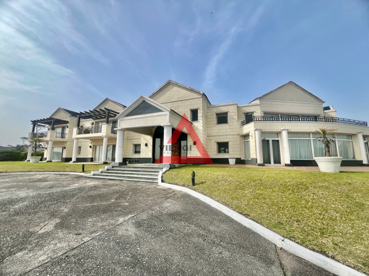 Casa ID.225 - Casa 6 dormitorios  Frente al mar Playa Mansa Punta del Este 