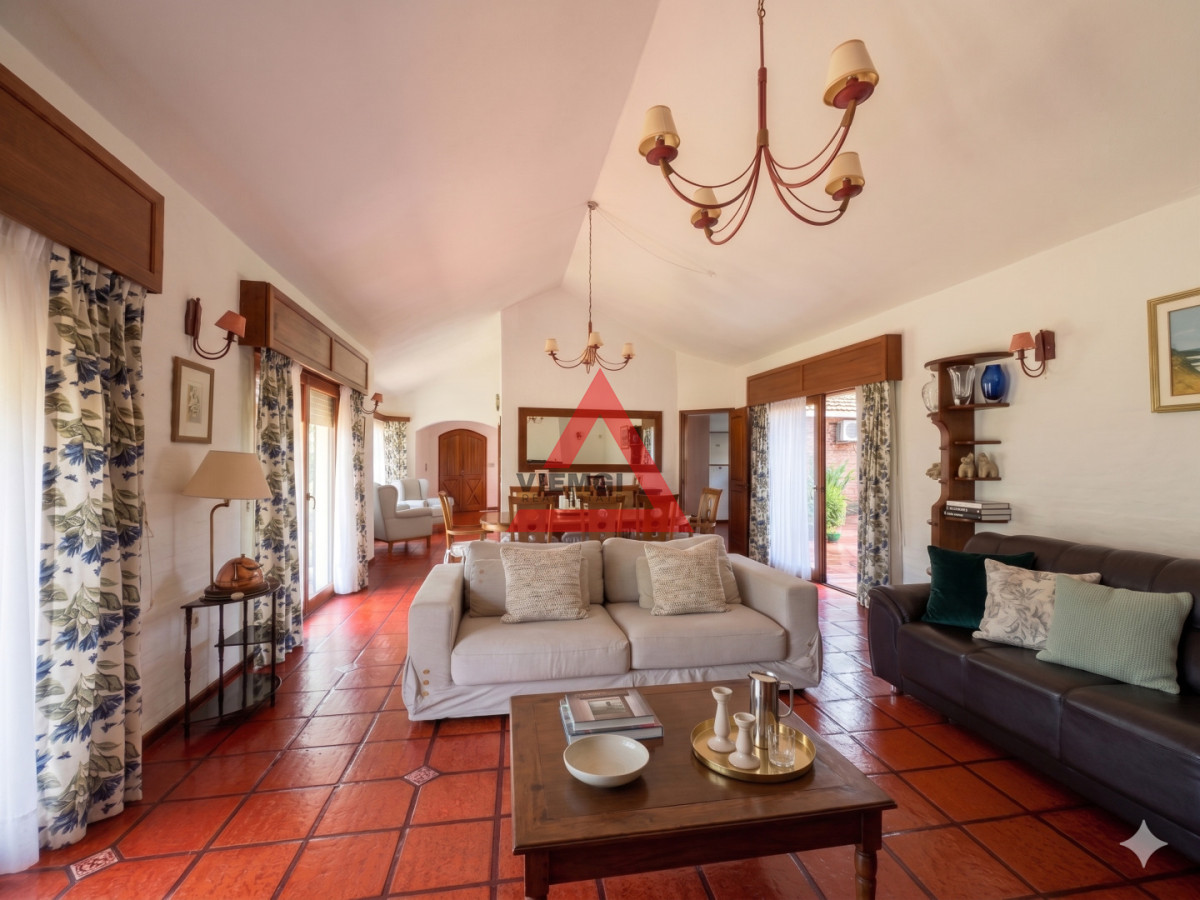 Casa ID.196 - Casa 3 dormitorios en Venta con piscina y jardín en Barrio Marly, Punta del Este