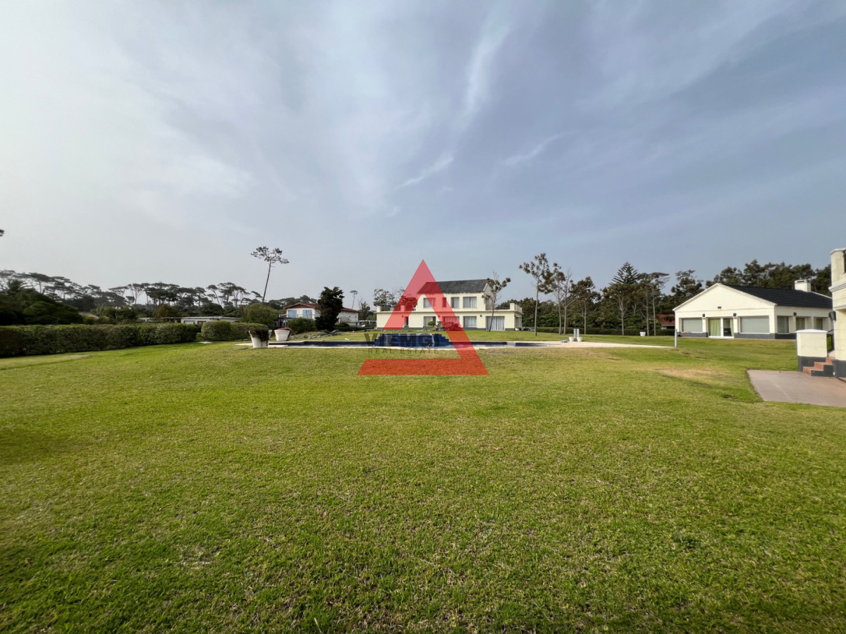 Casa ID.225 - Casa 6 dormitorios  Frente al mar Playa Mansa Punta del Este 
