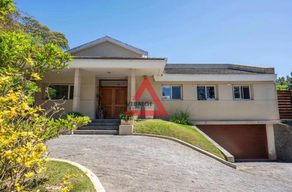 Casa ID.280 - Venta Casa en Barrio La Residence 4 Dorm. con Piscina y Barbacoa