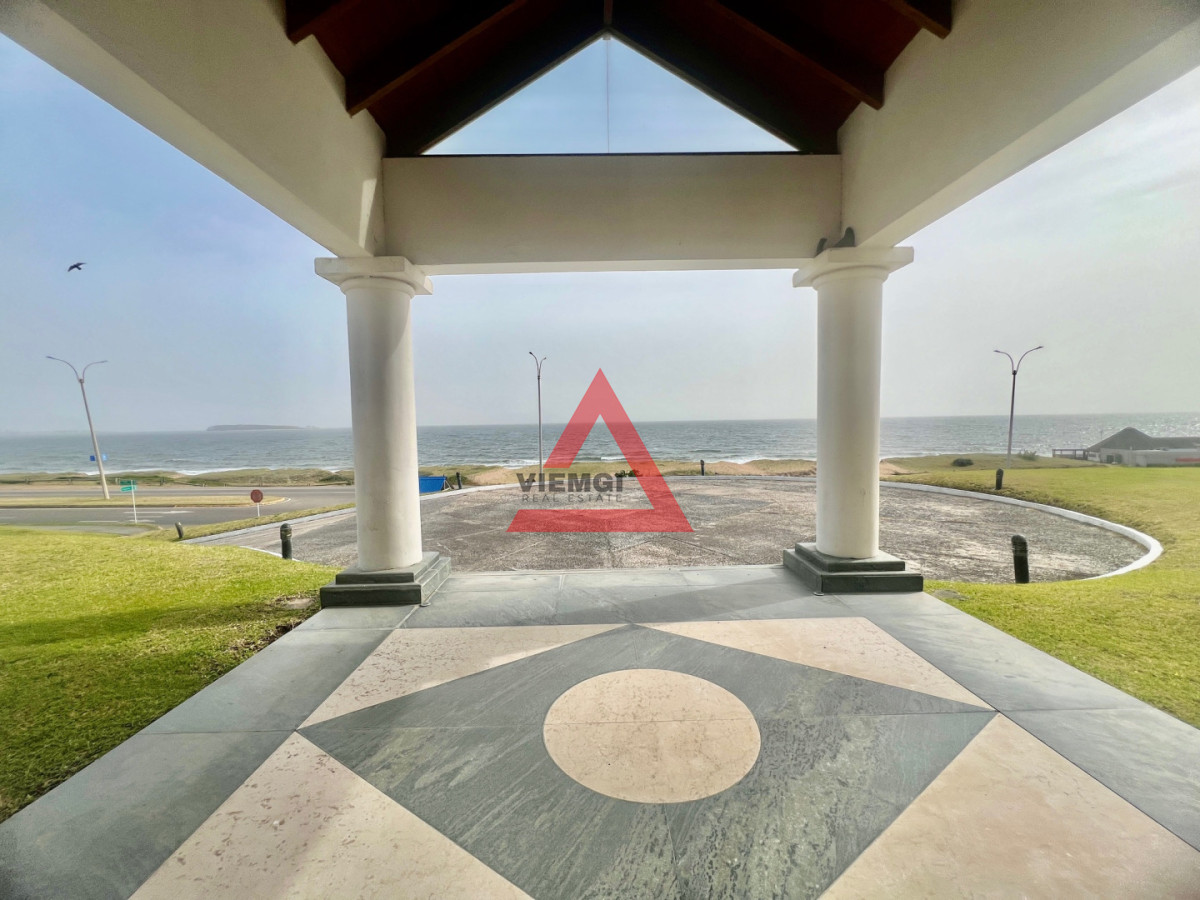 Casa ID.225 - Casa 6 dormitorios  Frente al mar Playa Mansa Punta del Este 