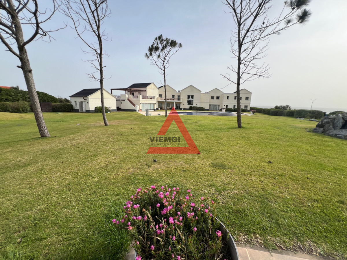 Casa ID.225 - Casa 6 dormitorios  Frente al mar Playa Mansa Punta del Este 