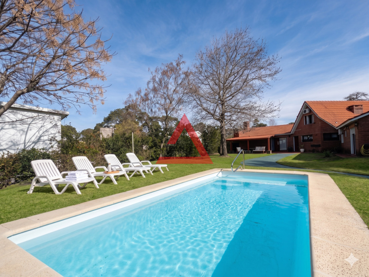 Casa ID.196 - Casa 3 dormitorios en Venta con piscina y jardín en Barrio Marly, Punta del Este