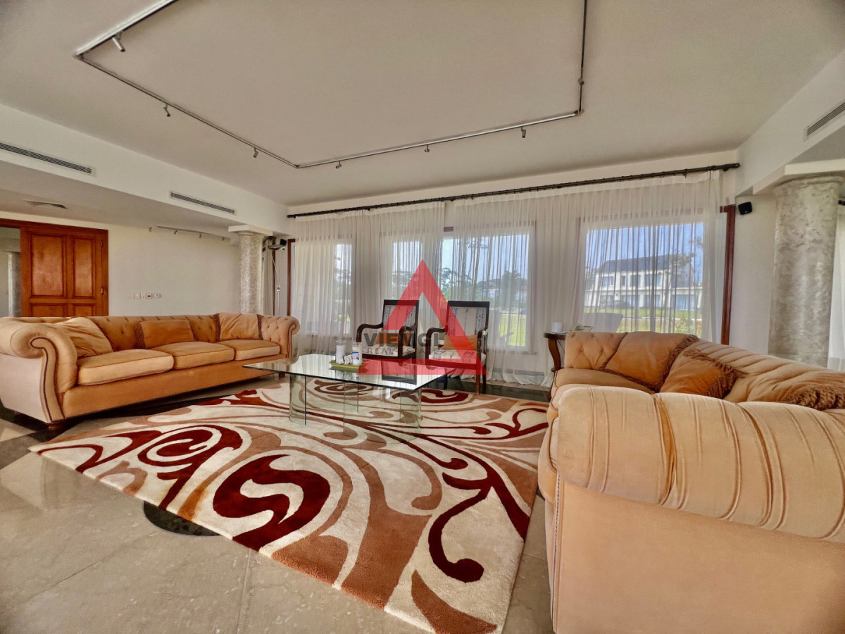 Casa ID.225 - Casa 6 dormitorios  Frente al mar Playa Mansa Punta del Este 