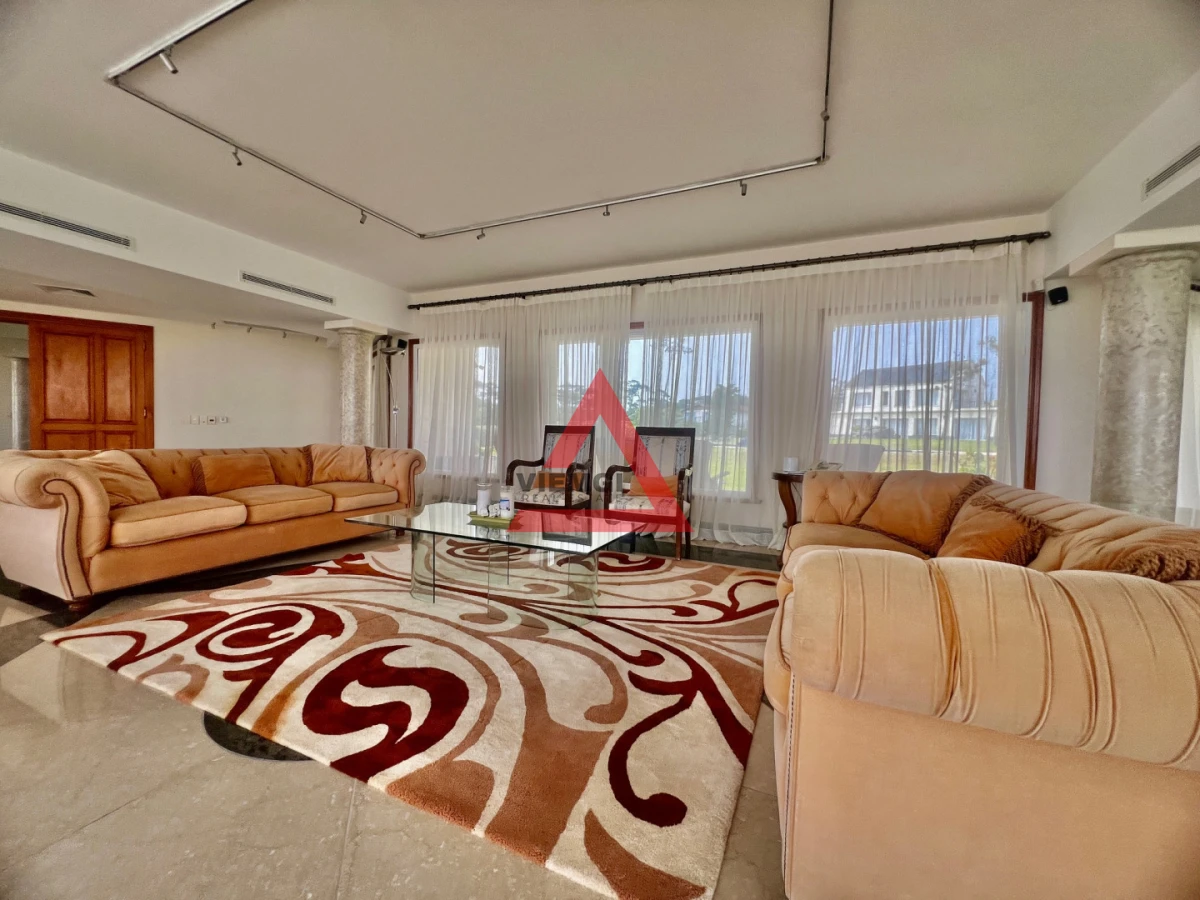 Casa ID.225 - Casa 6 dormitorios  Frente al mar Playa Mansa Punta del Este 