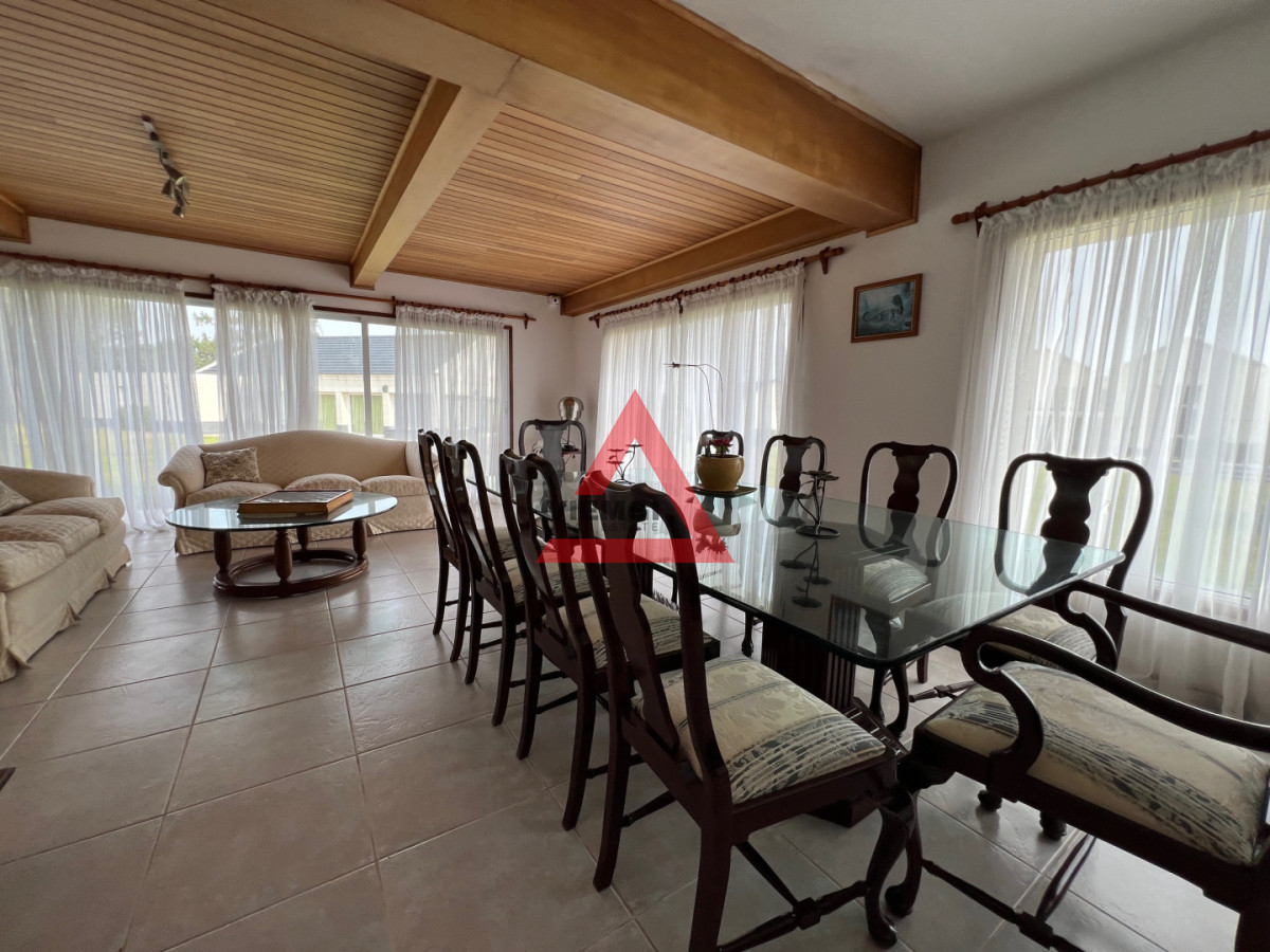 Casa ID.225 - Casa 6 dormitorios  Frente al mar Playa Mansa Punta del Este 