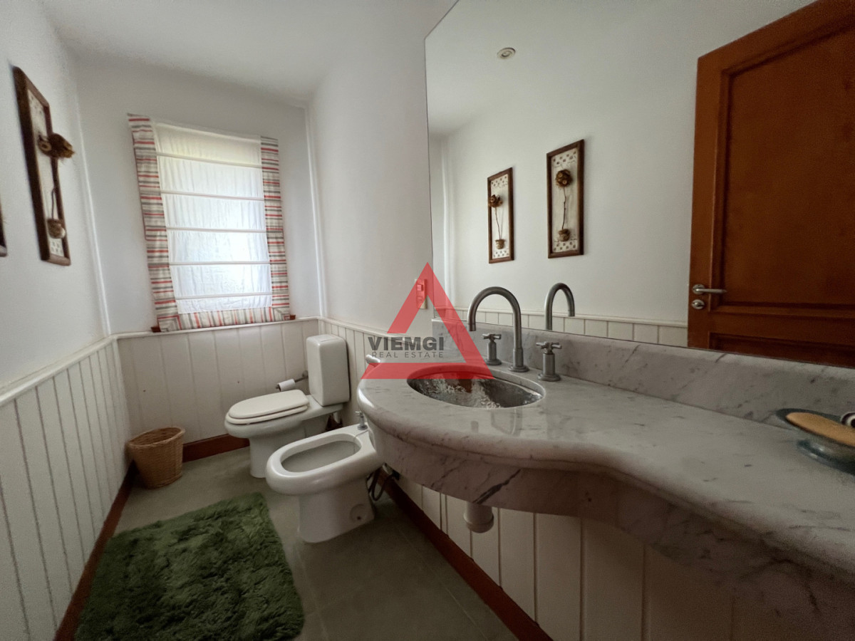 Casa ID.225 - Casa 6 dormitorios  Frente al mar Playa Mansa Punta del Este 