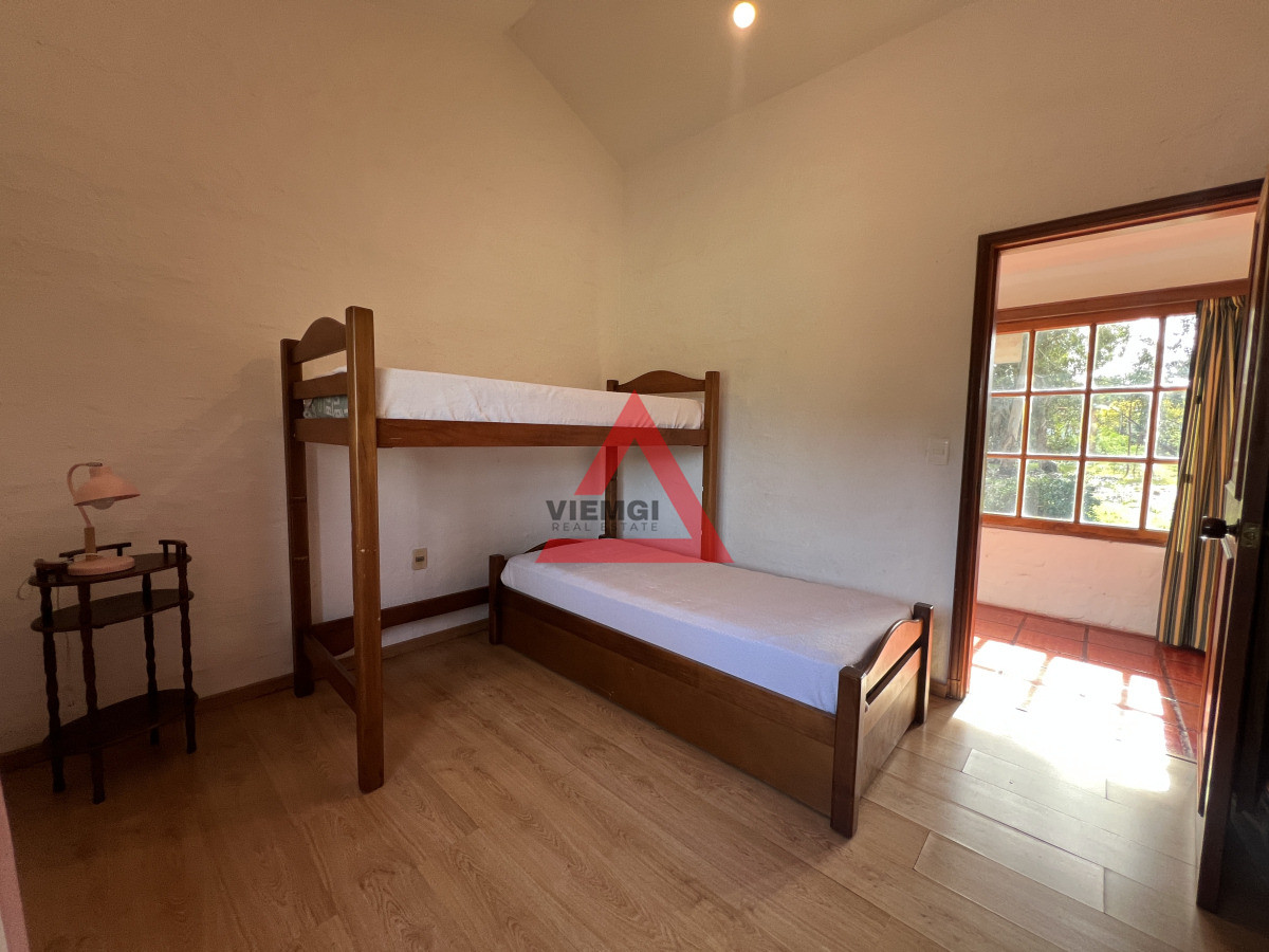Casa ID.196 - Casa 3 dormitorios en Venta con piscina y jardín en Barrio Marly, Punta del Este