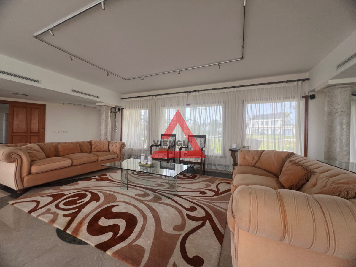 Casa ID.225 - Casa 6 dormitorios  Frente al mar Playa Mansa Punta del Este 