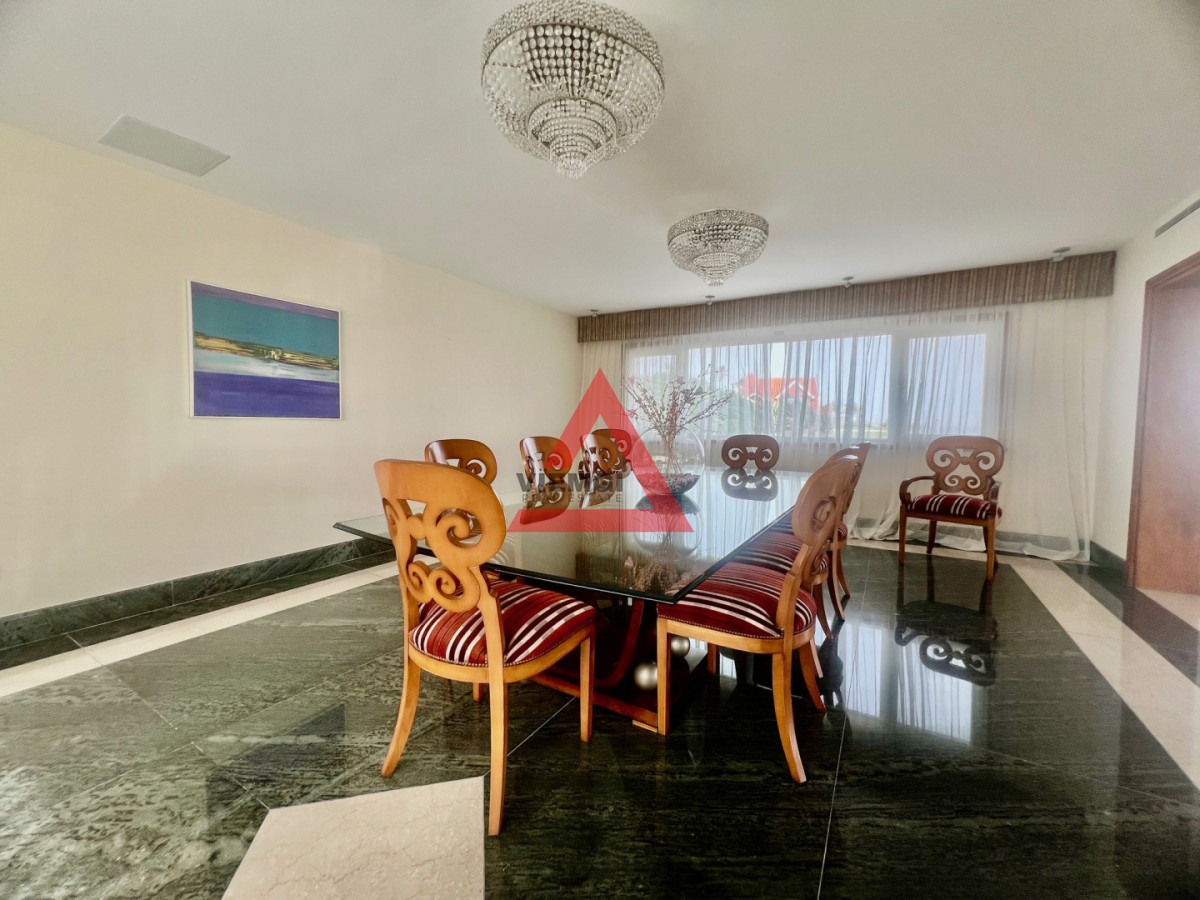 Casa ID.225 - Casa 6 dormitorios  Frente al mar Playa Mansa Punta del Este 