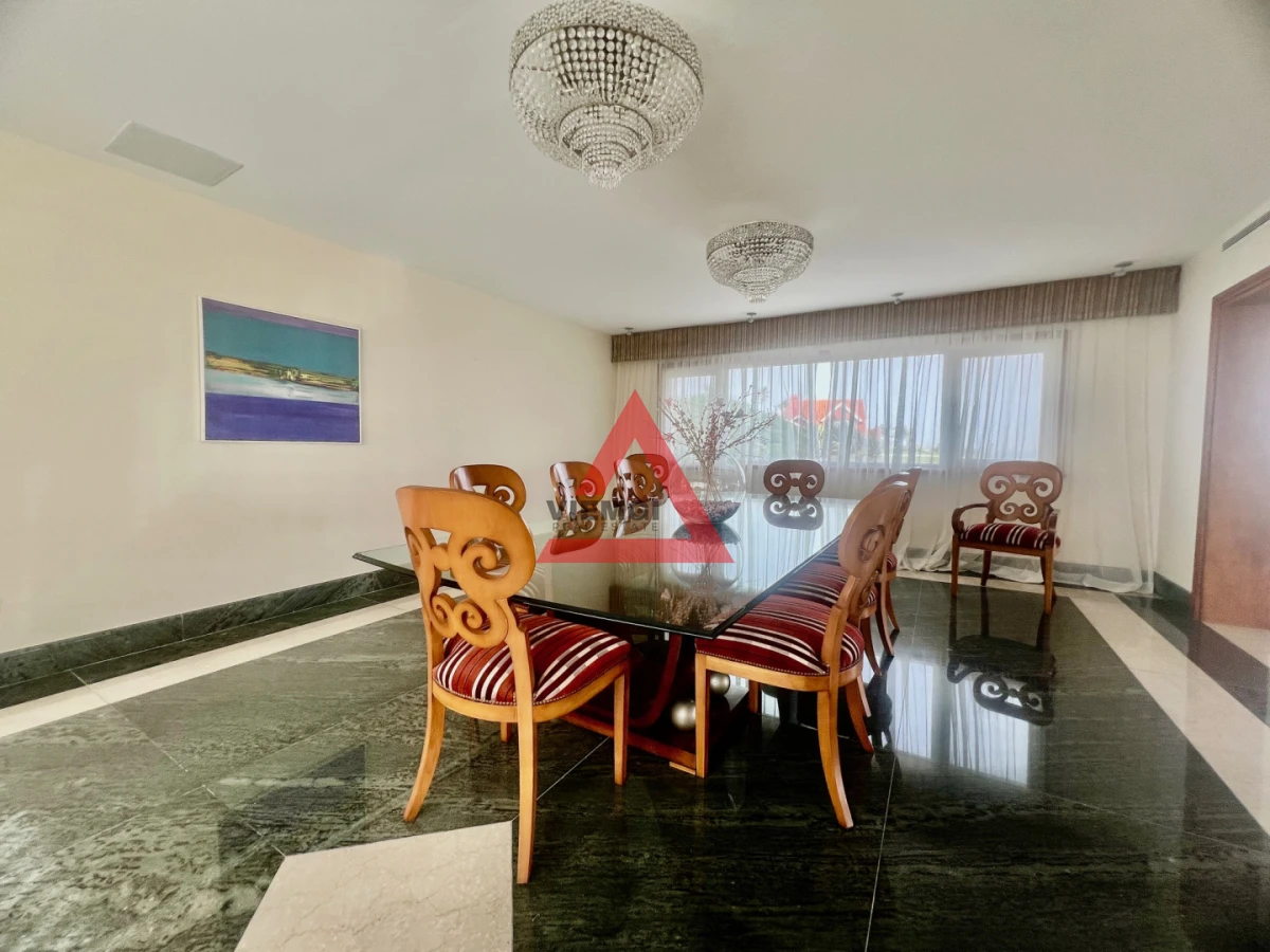 Casa ID.225 - Casa 6 dormitorios  Frente al mar Playa Mansa Punta del Este 