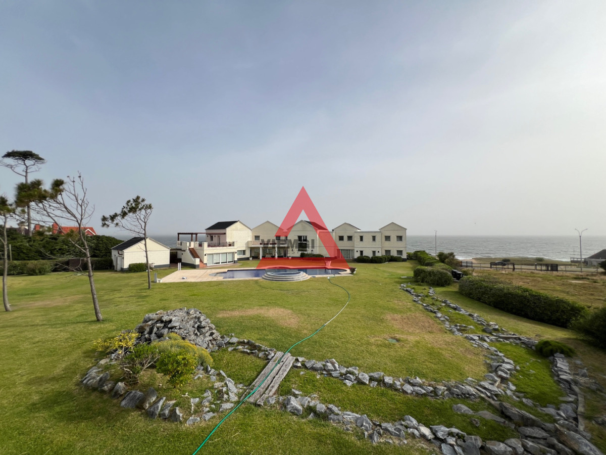 Casa ID.225 - Casa 6 dormitorios  Frente al mar Playa Mansa Punta del Este 