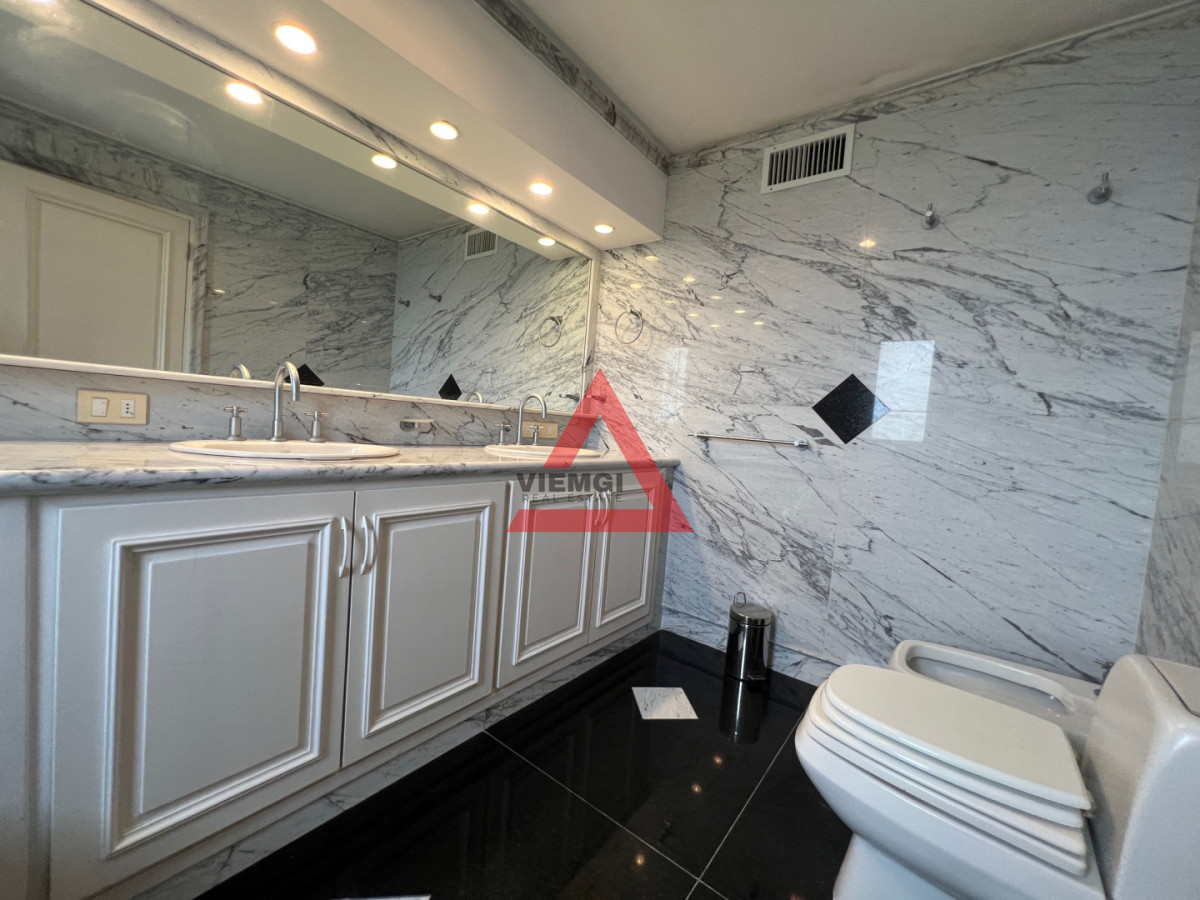 Casa ID.225 - Casa 6 dormitorios  Frente al mar Playa Mansa Punta del Este 