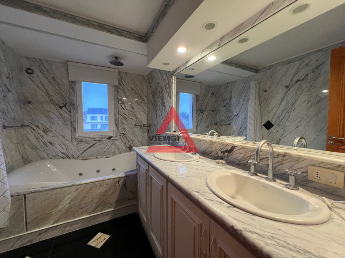 Casa ID.225 - Casa 6 dormitorios  Frente al mar Playa Mansa Punta del Este 