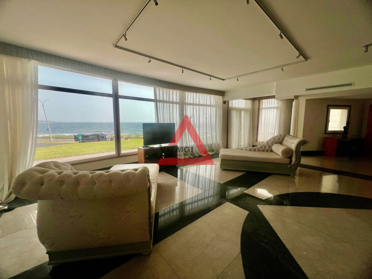 Casa ID.225 - Casa 6 dormitorios  Frente al mar Playa Mansa Punta del Este 