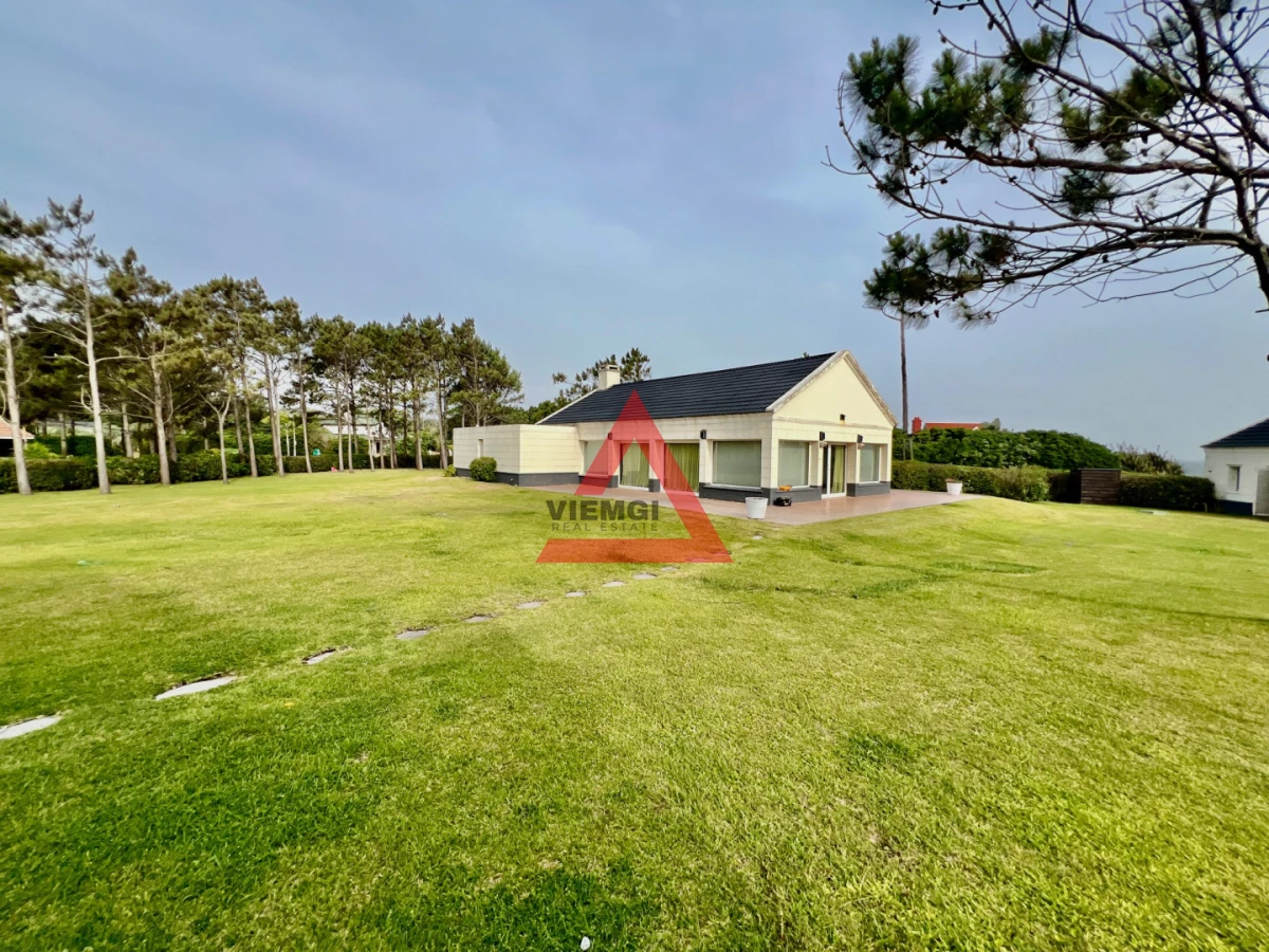 Casa ID.225 - Casa 6 dormitorios  Frente al mar Playa Mansa Punta del Este 