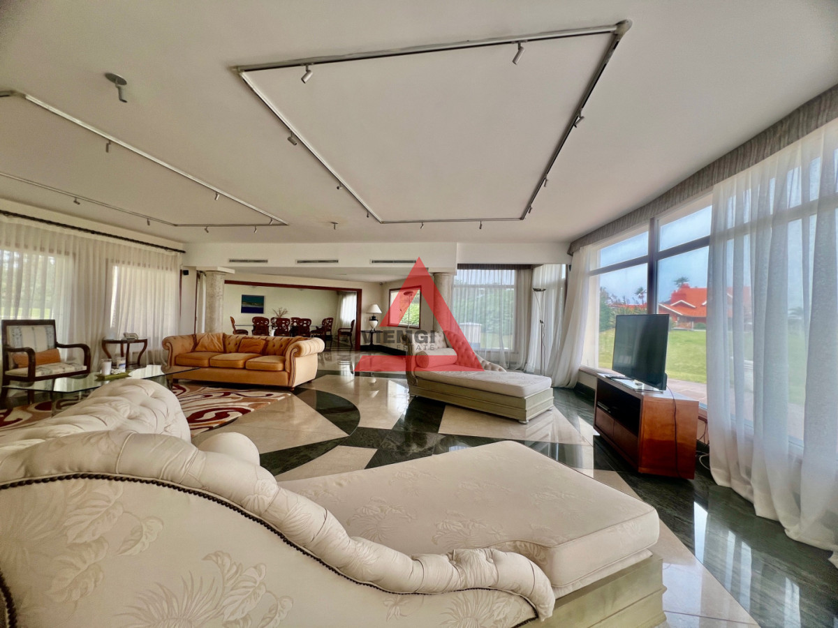 Casa ID.225 - Casa 6 dormitorios  Frente al mar Playa Mansa Punta del Este 