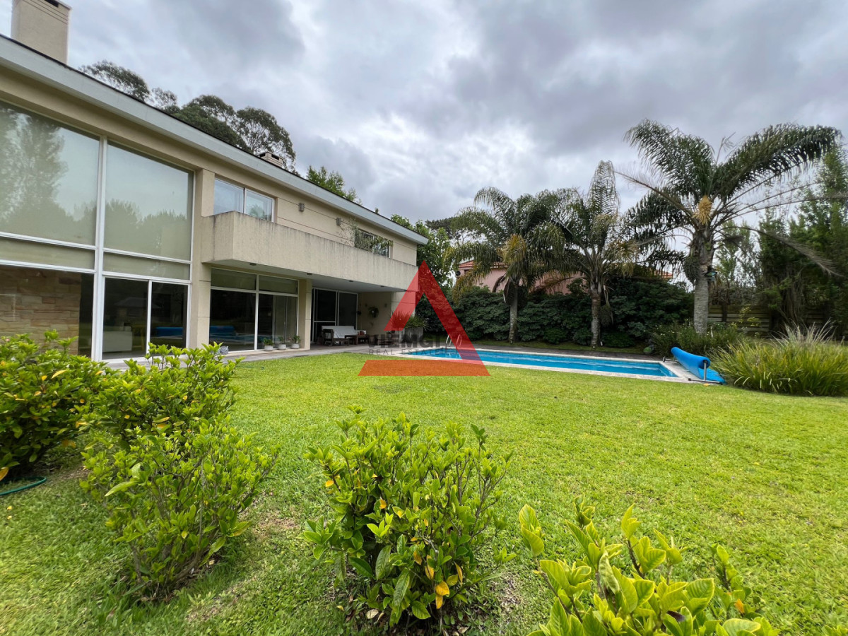 Casa ID.280 - Venta Casa en Barrio La Residence 4 Dorm. con Piscina y Barbacoa