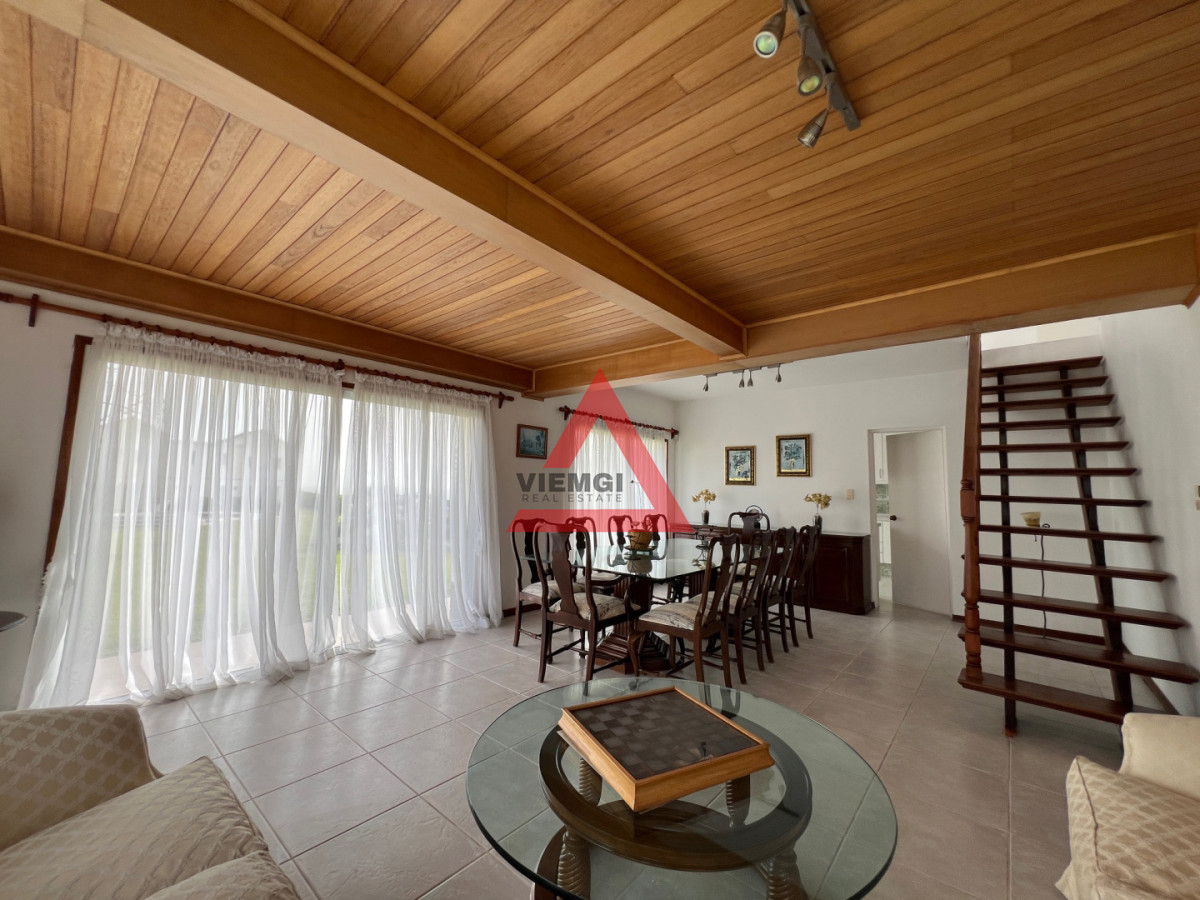 Casa ID.225 - Casa 6 dormitorios  Frente al mar Playa Mansa Punta del Este 