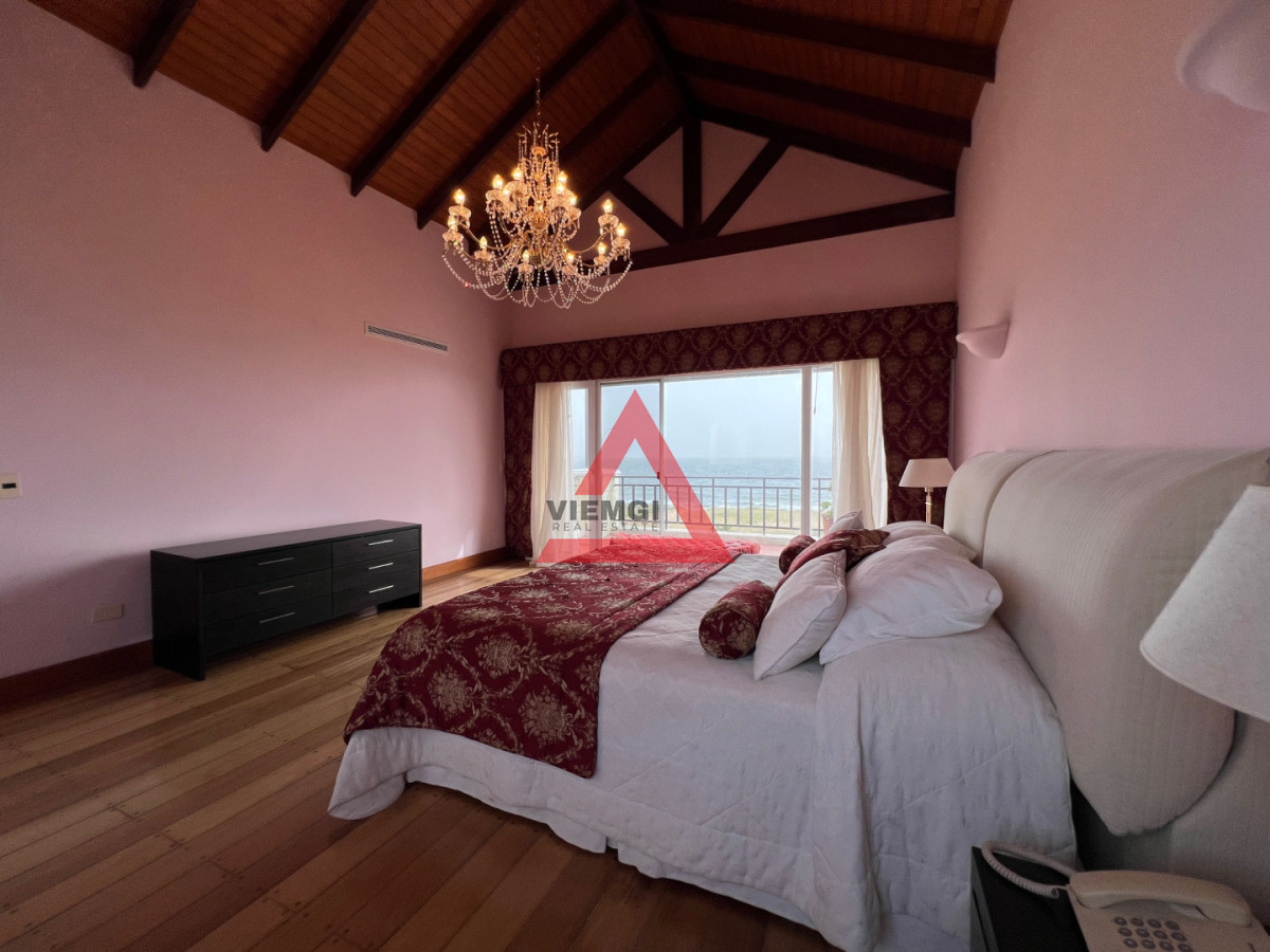 Casa ID.225 - Casa 6 dormitorios  Frente al mar Playa Mansa Punta del Este 