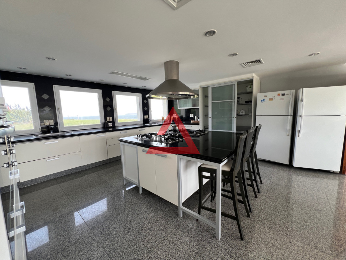 Casa ID.225 - Casa 6 dormitorios  Frente al mar Playa Mansa Punta del Este 