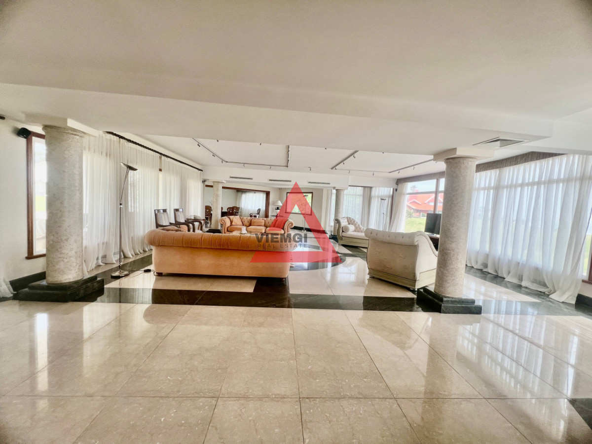 Casa ID.225 - Casa 6 dormitorios  Frente al mar Playa Mansa Punta del Este 