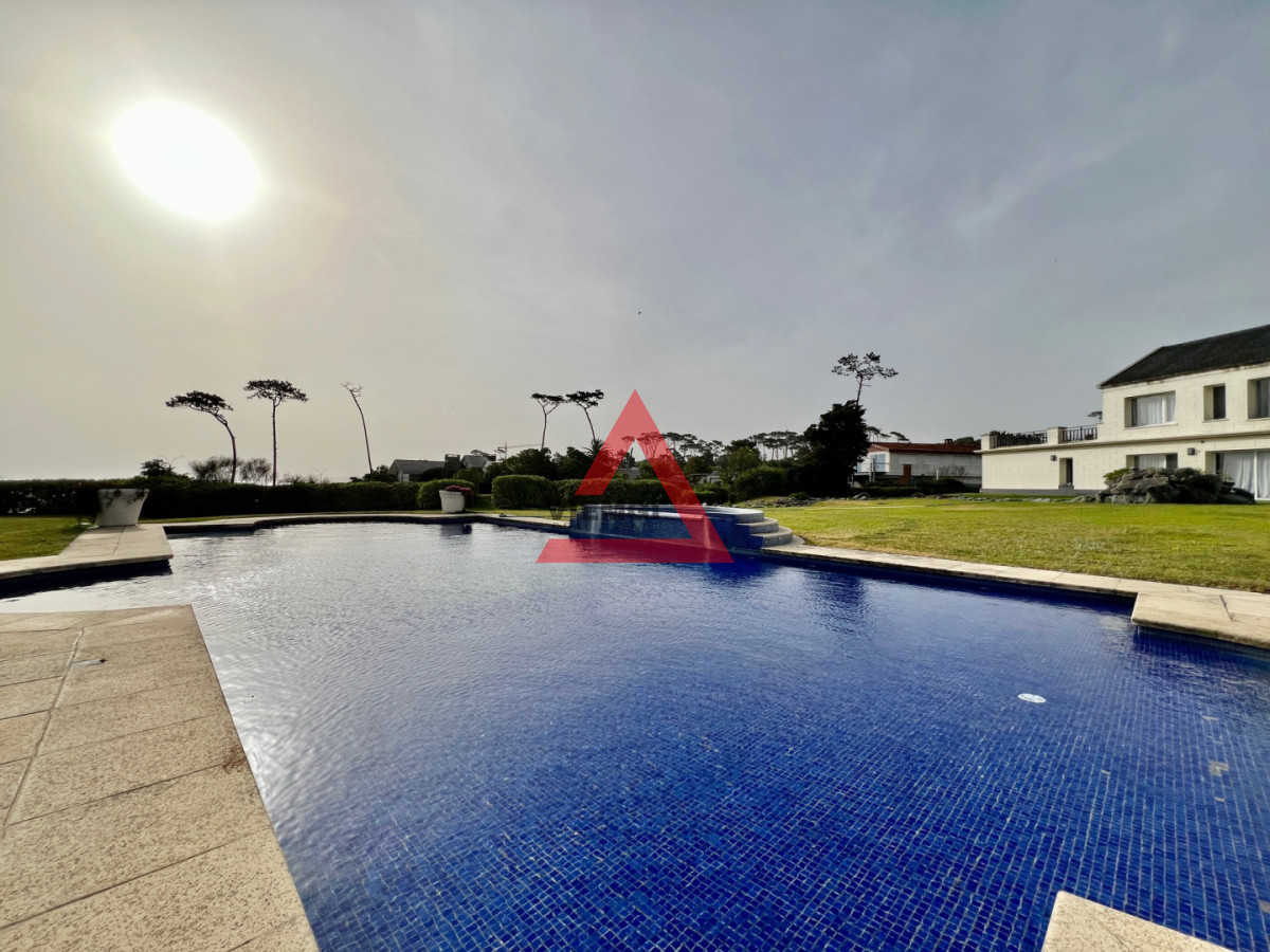 Casa ID.225 - Casa 6 dormitorios  Frente al mar Playa Mansa Punta del Este 