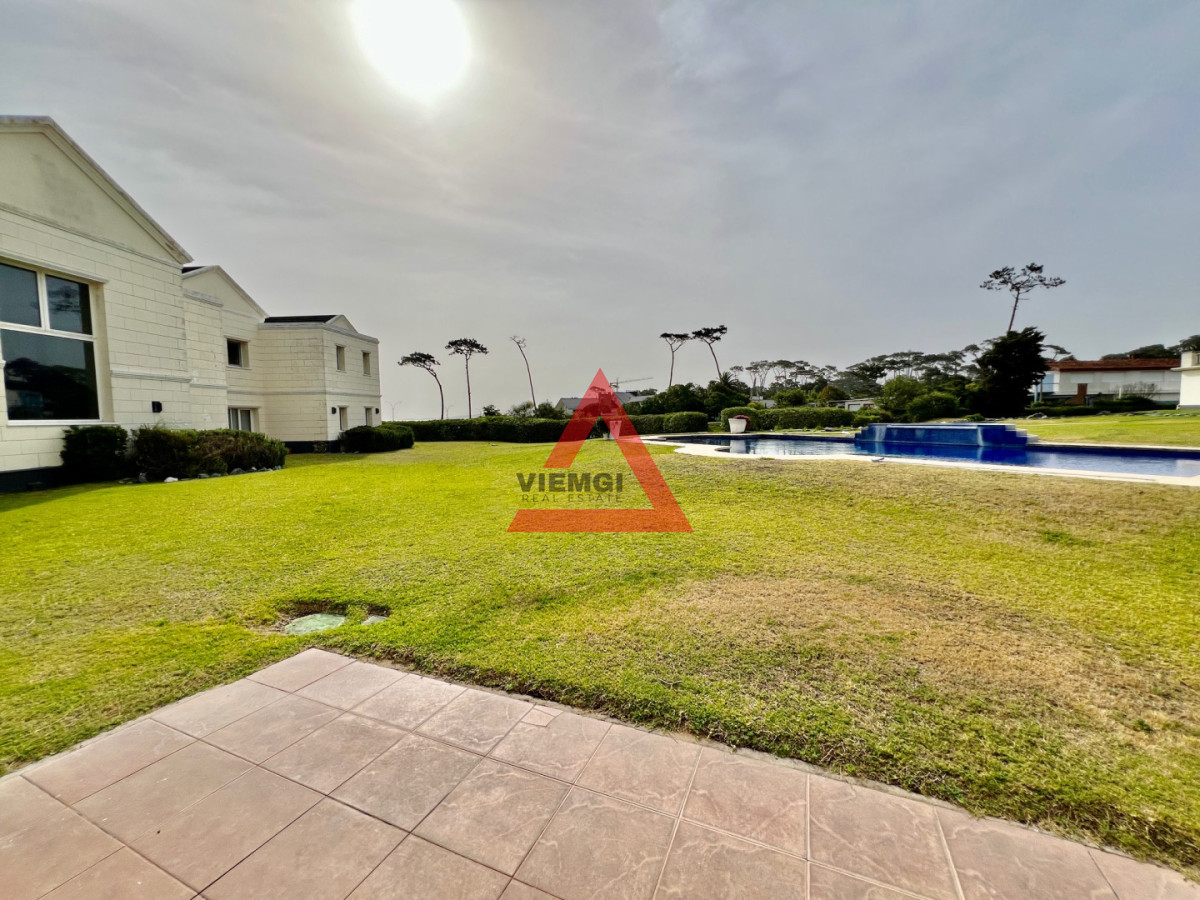 Casa ID.225 - Casa 6 dormitorios  Frente al mar Playa Mansa Punta del Este 
