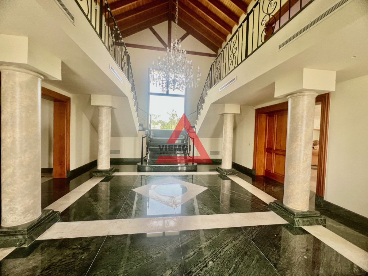 Casa ID.225 - Casa 6 dormitorios  Frente al mar Playa Mansa Punta del Este 